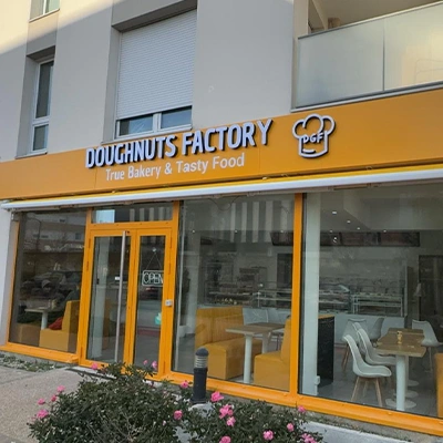 pose enseigne lumineuse magasin facade commerciale installation professionnelle Doughnuts Factory