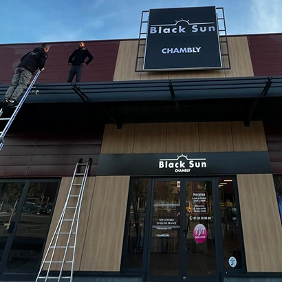 Enseigne Black Sun Chambly – enseigne façade pour commerce, installation professionnelle
