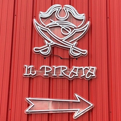 enseigne neon personnalisé IL PIRAYA façade commerce Paris