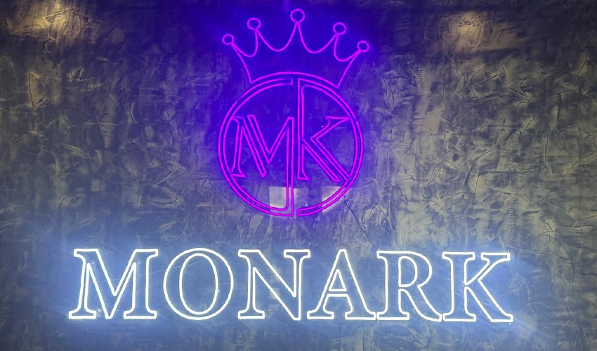 neon personnalise led sur plexiglas logo enseigne interieur