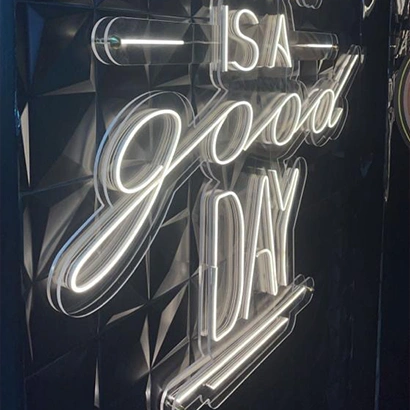 neon personnalisé good day lumineux pour intérieur Paris