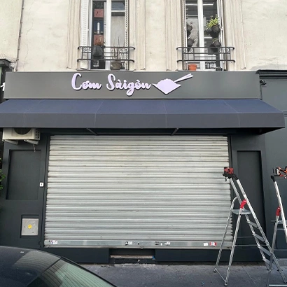 sécurisation façade restaurant Paris avec rideau métallique motorisé