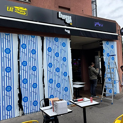 installation rideau métallique restaurant Paris par enseingiste professionnel